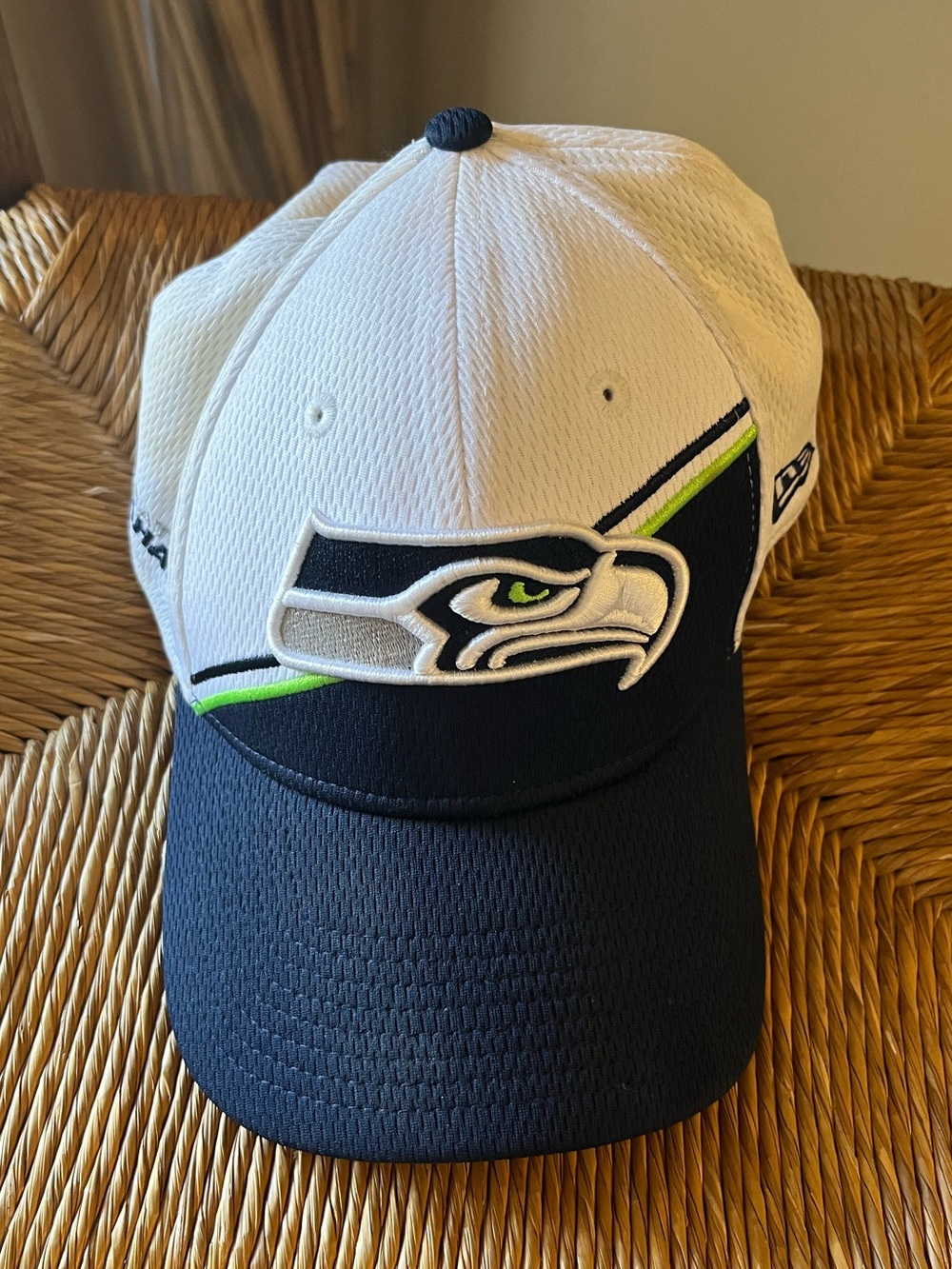 New Era Seattle Seahawks 9FORTY Snapback Trucker Hat White Navy